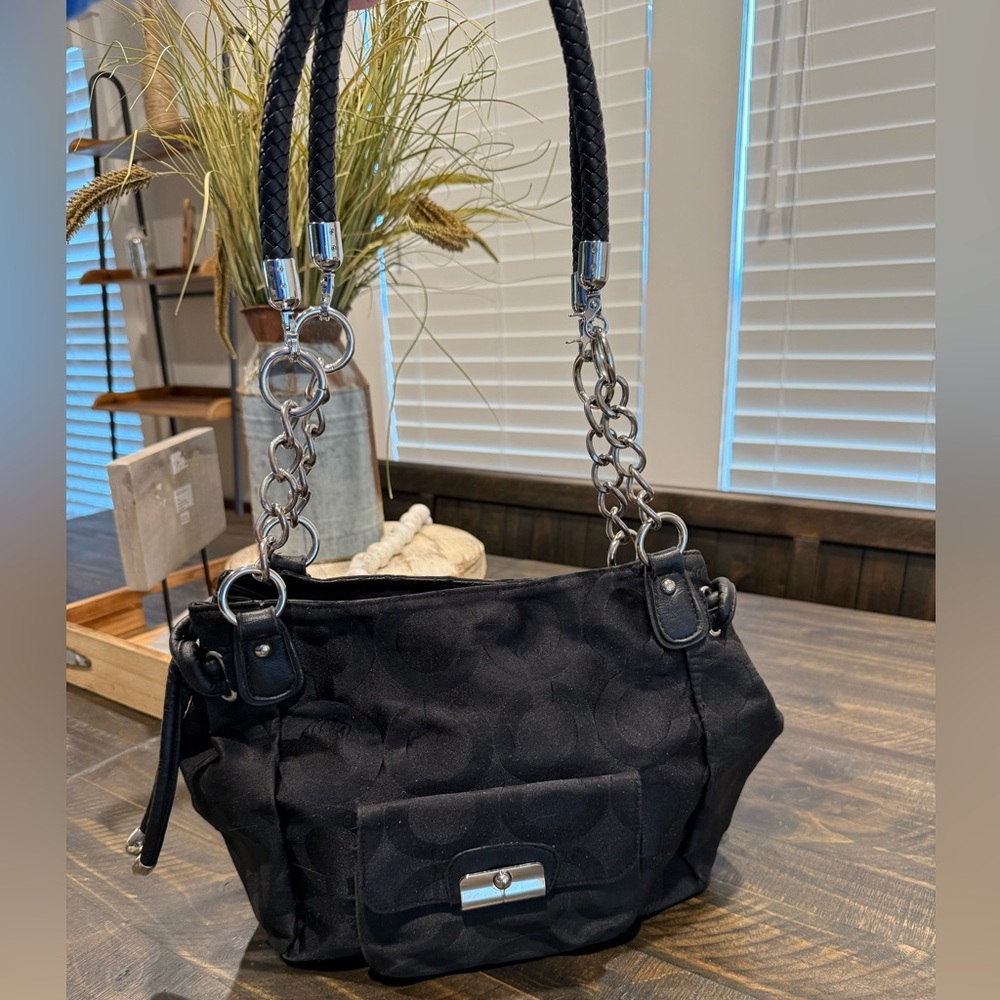 Coach shoulder Bag beautiful and fun!